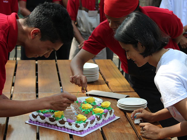 Thandar Khin's farewell cake